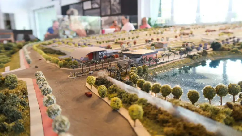 Maquete de loteamento da Applausi, com portaria, vias internas, lago e áreas verdes